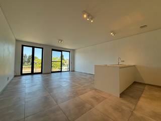 Dit recent gebouwd appartement (2017) combineert comfort, energiezuinigheid en een uitstekende ligging. Met een EPC van slechts 80 kWh/m² is deze woonst niet alleen modern, maar ook bijzonder energie-efficiënt.<br />Bij het betreden van het appartement kom je terecht in een lichtrijke en ruime open leefruimte met een volledig geïnstalleerde, hedendaagse keuken voorzien van alle moderne toestellen. De open indeling zorgt voor een aangename en gezellige woonbeleving.<br />Het appartement beschikt over 2 volwaardige slaapkamers, een bureau/dressing, een aparte berging en een stijlvolle badkamer met een ruime inloopdouche, een bad en een dubbel lavabo.<br /><br />Vrij vanaf 1/11<br /><br />Extra troeven:<br />✅ Volledig instapklaar en uitgerust met de nieuwste technieken<br />✅ EPC = A <br />✅ Grote parkeergelegenheid voor de deur<br />✅ Uitstekende bereikbaarheid, op wandelafstand van het station van Duffel<br />Kortom, ideaal voor wie op zoek is naar comfortabel en zorgeloos wonen op een centrale locatie.<br /><br />Info & afspraak: ☎ 0473/33 33 10 ✉ geoffry@wijns.be