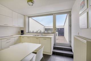 <p>Cet appartement duplex prêt à vivre à Louvain réunit trois chambres, deux terrasses et une place de parking dans une situation particulièrement intéressante entre le centre de Louvain et Gasthuisberg. Construit en 2005, il a été entièrement repeint et se présente comme un bien soigné, confortable et immédiatement habitable.</p><p>L’entrée se situe au niveau inférieur de l’appartement. À ce niveau, vous trouvez la salle de bains ainsi que les trois chambres. Cette organisation offre un espace nuit calme et fonctionnel, avec une séparation claire entre la partie privée et les espaces de vie. Les chambres peuvent être utilisées comme chambres à coucher, bureau ou pièce polyvalente selon vos besoins.</p><p>À l’étage supérieur se trouve le séjour lumineux. Grâce à l’orientation sud, cet espace profite d’une atmosphère agréable, ouverte et chaleureuse. Le séjour s’intègre naturellement avec la cuisine et forme le centre de vie de l’appartement. Des toilettes séparées se trouvent également à ce niveau.</p><p>Les deux terrasses constituent un véritable atout. L’une est orientée à l’est, idéale pour profiter du soleil du matin, tandis que l’autre, orientée à l’ouest, permet de savourer la fin de journée à l’extérieur. La place de parking ajoute un confort pratique au quotidien. La reprise du mobilier est possible, ce qui peut encore faciliter l’emménagement.</p><p>L’environnement est tout aussi agréable. À l’arrière, un parc avec aire de jeux offre un cadre vert à proximité directe. Vous habitez en même temps entre le centre de Louvain et Gasthuisberg, proche des commerces, des écoles, des transports en commun, des services et des axes importants. C’est une adresse qui combine accessibilité, confort et qualité de vie.</p><p>Vous êtes intéressé et souhaitez être parmi les premiers à découvrir ce bien attractif? Nous lançons la vente avec une “Avant-Première” exclusive le 27 mai. Planifiez votre visite via le bouton violet ‘Prendre rendez-vous’ sur notre site web. Le prix indicatif est de 446.000 euros. La période d’enchères se termine le 29 mai à 21:00. Consultez le règlement Avant-première dans les téléchargements.</p>