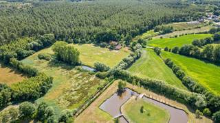 TESSENDERLO - Aan het einde van een doodlopende weg, grenzend aan de prachtige natuur van het Averbode Bos, ligt deze karaktervolle hoeve die absolute privacy en rust garandeert. Een unieke eigendom waar authenticiteit, comfort en landelijke charme samenkomen.<br /><br />De woning onderging in de jaren ’90 een grondige totaalrenovatie met oog voor hoogwaardige materialen en behoud van het originele karakter.<br /><br />Bij het binnenkomen wordt u verwelkomd in een ruime inkomhal die toegang biedt tot een bureel. Daarachter ontvouwt zich een imposante leefruimte met een plafondhoogte van maar liefst vijf meter. De landelijke keuken nodigt uit om gezellig aan te schuiven aan de boerentafel, terwijl aanpalende bergingen goed zijn voor praktisch en technische zaken.<br /><br />Op de verdieping vindt u drie slaapkamers en een badkamer aan de ene zijde, en een vierde kamer met slaapzolder en eigen terras aan de andere zijde – perfect voor een tiener, gasten of een creatieve invulling.<br /><br />Naast de hoofdwoning beschikt de hoeve over drie schuren, waaronder één met vier paardenstallen en hooizolder. Deze geven rechtstreeks toegang tot het uitgestrekte, aansluitende weiland: een droom voor paardenliefhebbers of wie houdt van buitenleven.<br /><br />Bent u op zoek naar een authentieke hoeve waar privacy, ruimte en natuurbeleving centraal staan ? Dan is dit een unieke kans om uw droom waar te maken.<br /><br />Contacteer ons op 053/60 65 66 voor het inplannen van een plaatsbezoek.