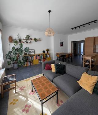 Apt Pagodenwijk, Grote tuin, Garage met staanplaats.<br /><br />Volledig gerenoveerd (2022) lichtrijk appartement met 1 slaapkamer en 1 bureau (mogelijkheid tot 2de slaapkamer)<br /><br />Volledig uitgeruste keuken, nog onder garantie. Badkamer met inloopdouche.<br />Het appartement beschikt over een groot zonnig terras. Er is veel opbergruimte dankzij de 3 kelders en proviantkast/vestiaire.<br />CV-leidingen, toiletleidingen en dak vernieuwd, elektriciteit vernieuwd en conform.<br /><br />Ook aanwezig: slimme thermostaat, gepantserde branddeur, intercom, brandmelder en aansluiting voor fiberinternet.<br /><br />EPC-score: E (251 kWh/m2).<br /><br />Gebouw met lage gemeenschappelijke kosten en individuele water-, gas- en elektriciteitsmeters<br />Gelegen nabij het Park van Laken, winkels, bakker, scholen en openbaar vervoer (tram en bus op wandelafstand: De Wand, Araucaria)<br /><br />Garage met staanplaats verplicht bij aan te kopen voor €25.000.<br /><br />Bezoek op afspraak, mailen naar pagodenlaan367@gmail.com / bericht of bellen naar 0456/93.30.92.<br /><br />Immo, gelieve u te onthouden AUB.