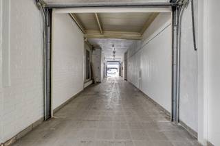 Het magazijn van ca. 136m² is vlot bereikbaar via een doorrit die ook extra afsluitbaar is met een recente houten poort. Specificaties:-...