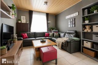 In het centrum van Nieuwkerken-Waas vindt u deze op te frissen woning. Op het gelijkvloers biedt de woning u een inkomhal, een living met zicht op de tuin, een ingerichte keuken, een apart toilet en een badkamer met lavabo en bad/douche. Op de eerste verdieping zijn er 2 slaapkamers. Kleine en gezellige tuin met grote berging/wasplaats. De ramen zijn voorzien van dubbele beglazing. Centrale verwarming op aardgas. Op wandelafstand van diverse winkels, een basisschool en met een goede verbinding naar de E34. Kortom een woning met potentieel en een ideale woning voor handige doe-het-zelvers!
