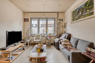 Welkom in deze driegevelwoning nabij het centrum van Halle. Via de inkomhal kom je binnen in de op te frissen leefruimte. Daaraangrenzend vind je...
