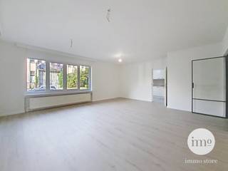 <p>Immo Store presenteert dit charmante, volledig gerenoveerde gelijkvloerse appartement met 3 slaapkamers, gelegen in een aangename straat in Evere. De lichtrijke woonkamer en keuken genieten dankzij de twee gevels van een aangename natuurlijke lichtinval. Een stijlvolle glazen stalen deur vormt een mooie verbinding met de 3 ruime slaapkamers en een moderne badkamer met dubbele lavabo en ruime inloopdouche. Extra troeven zijn het aparte toilet, de afzonderlijke wasruimte, een praktische berging op dezelfde verdieping, dubbele beglazing en rolluiken. Een instapklaar appartement met ruimte en licht, vlak bij winkels, scholen en openbaar vervoer, met een vlotte verbinding naar de Europese wijk, Reyers en de luchthaven. Grijp deze unieke IMMO STORE-kans en plan vandaag nog uw bezoek! Bel ons op 02/203.03.03 of stuur een mail naar info@immo-store.be!</p>