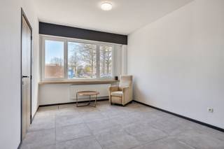 <p><span>Gerenoveerde kangoeroewoning met </span><span>5 slaapkamers</span><span>, </span><span>2 badkamers</span><span>, gezellige </span><span>stadskoer </span><span>in Lier.</span></p><p><span> </span></p><p><span>In de </span><span>Komeetstraat 5</span><span>, op een centrale ligging vlakbij het </span><span>centrum van Lier</span><span>, vinden we deze </span><span>instapklare kangoeroewoning</span><span> te koop. Dankzij de uitstekende ligging bevinden het</span><span> treinstation van Lier</span><span> en de </span><span>Thomas More hogeschool</span><span> zich op wandelafstand, net als winkels, openbaar vervoer en andere voorzieningen.</span></p><p><span> </span></p><p><span>De woning werd </span><span>volledig gerenoveerd in 2023</span><span> en combineert hedendaags comfort met een praktische indeling. Met een gunstig </span><span>EPC-label B</span><span>, </span><span>dubbele beglazing</span><span> en rolluiken is dit een energiezuinige en comfortabele woonst. </span></p><p><span> </span></p><p><span>Ideale woning voor nieuw samengestelde gezinnen, kangoeroewoning, combinatie wonen-werken, ...</span></p><p><span> </span></p><p><span>Indeling:</span></p><p><span> </span></p><p><span>Gelijkvloers</span></p><p><span>- Inkomhal</span></p><p><span>- Living met eetruimte</span></p><p><span>- Badkamer met toilet</span></p><p><span>- Keuken</span></p><p><span>- Slaapkamer 1</span></p><p><span>- Slaapkamer 2</span></p><p><span>- Koer met overdekte veranda</span></p><p><span> </span></p><p><span>Eerste verdieping</span></p><p><span>- Keuken</span></p><p><span>- Badkamer met douche, lavabo en toilet</span></p><p><span>- Slaapkamer 3</span></p><p><span> </span></p><p><span>Tweede verdieping</span></p><p><span>- Slaapkamer 4</span></p><p><span>- Slaapkamer 5</span></p><p><span> </span></p><p><span>Algemeen:</span></p><p><span>- Gerenoveerd in 2023</span></p><p><span>- EPC B</span></p><p><span>- Dubbele beglazing (PVC)</span></p><p><span>- Verwarming op gas</span></p><p><span>- Rolluiken aanwezig</span></p><p><span>- Zuidoost georiënteerd</span></p><p><span>- Centrale ligging nabij centrum Lier</span></p><p><span>- Op wandelafstand van station en de Thomas More hogeschool</span></p><p><span> </span></p><p><span>Ben jij geïnteresseerd in deze woning te koop in Lier, ben je op zoek naar ander vastgoed of wens je de waarde van jouw eigendom te kennen? Dan ben je bij BOLT immo aan het juiste adres! Wij helpen jou graag verder.</span></p>