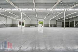 <strong>Hoogwaardig bedrijfsgebouw </strong>met een oppervlakte van 610 m². De site is vlot bereikbaar dankzij de centrale ligging in Wichelen, met directe aansluiting op de N416. Via deze weg bereikt u in enkele minuten de N41, die zorgt voor een uitstekende verbinding richting de E40 en de E17. Ook Dendermonde, Aalst en Lokeren bevinden zich op korte rijafstand. <br /><br />De loods is uitgerust met één sectionale poort, lichtstraten en een duurzame polybetonvloer. Daarnaast worden ook verlichting en elektriciteit volledig voorzien in de loods. Het geheel wordt gebouwd volgens <strong>brandklasse C</strong>, waardoor het pand een uitstekende basis biedt voor diverse bedrijfsactiviteiten. Tevens zijn technische<strong> aanpassingen bespreekbaar</strong>, zoals het voorzien van rolbruggen. <br /><br />Een grote troef van deze site is de <strong>ruime buitenverharding</strong>, wat zorgt voor ruime manoeuvreermogelijkheden, buitenopslag of parkeergelegenheid. Ook zijn er <strong>oplaadpunten </strong>aanwezig op de parking. <strong>Onmiddellijk beschikbaar!</strong><br /><br />Contacteer PANORAMA B2B voor bijkomende informatie, plannen of een vrijblijvend plaatsbezoek via <strong>0477 06 30 30.</strong>