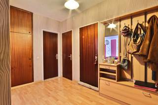 Bent u op zoek naar een zorgeloze investering met gegarandeerde maandelijkse inkomsten? Dan is dit kleinschalig appartementsgebouw, bestaande uit 5 verhuurde appartementen, 1 verhuurde garagebox en 4 verhuurde autostaanplaatsen, in centrum Beveren, een unieke kans.<br />Het gebouw is zeer centraal gelegen op de Gentsweg, wat zorgt voor een uitstekende bereikbaarheid, zowel met de wagen als via het openbaar vervoer. Winkels, scholen en openbaar vervoer bevinden zich op wandelafstand. <br /><br />Het gebouw werd opgetrokken in 1974 en onderging reeds meerdere belangrijke renovaties. Alle appartementen zijn uitgerust met een individuele gascondensatieketel (2019). Daarnaast werd ook het dak geïsoleerd en werden alle ramen vervangen naar PVC-ramen met HR-dubbele beglazing, wat bijdraagt aan de goede energieprestaties van het gebouw. De EPC-labels van de appartementen variëren tussen label A en C, waarbij meerdere units een zéér gunstige score behalen. Alle appartementen alsook de gemene delen beschikken over een conforme elektrische keuring tot 2045.<br /><br />De ruime appartementen van elk ca. 101 m² beschikken over een praktische indeling, zijnde een inkomhal met vestiairekast, living, keuken, 2 slaapkamers, een berging, een badkamer, een apart toilet en een aangenaam zuidoost-georiënteerd terras van ca. 10 m². Elk appartement beschikt tevens over een privatieve staanplaats en het gelijkvloerse appartement beschikt over een garagebox alsook het privatief genotsrecht van de ruime tuin.<br /><br />Dankzij de combinatie van onmiddellijke huuropbrengsten, een uitstekende ligging en het feit dat de appartementen deels vernieuwd werden, is dit een uitgelezen kans voor wie zijn vastgoedportefeuille wil uitbreiden met een solide en stabiel opbrengsteigendom.<br /><br />Wenst u meer informatie of plant u graag een bezoek ter plaatse? Contacteer ons dan via verkoop@homevast.be of telefonisch op 03 344 77 44.