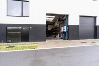 Sinds de vestiging op het industrieterrein aan de Rijkmaker heeft de huidige eigenaar een sterke groei doorgemaakt. De onderneming is inmiddels haar bedrijfseenheid ontgroeid en maakt binnenkort de overstap naar een groter pand. Hierdoor komt deze moderne en uitstekend onderhouden KMO-unit beschikbaar voor verkoop.<br /><br />De unit is gelegen op een vlot bereikbare locatie binnen een recent ontwikkeld bedrijvenpark en biedt een perfecte combinatie van opslag-, productie- en kantoorruimte. Dankzij de doordachte indeling en de kwalitatieve afwerking is het pand onmiddellijk inzetbaar voor diverse professionele activiteiten.<br /><br />Op het gelijkvloers beschikt de unit over circa 240 m² bruikbare oppervlakte. Naast de ruime open bedrijfsruimte is er een afzonderlijke, afsluitbare ruimte voorzien van een keukenblok, waardoor ook administratieve of ondersteunende activiteiten comfortabel kunnen worden ondergebracht. De vrije indeling laat toe de ruimte volledig af te stemmen op de behoeften van de toekomstige gebruiker.<br /><br />Daarnaast werd een functionele verdieping van ongeveer 90 m² ingericht. Aan de voorzijde bevindt zich een afzonderlijke afsluitbare ruimte die kan dienen als kantoor, vergaderruimte, showroom of extra opslagplaats. Tegen de achterwand werd een bijkomend platform van circa 48 m² voorzien met een zwaar belastbare vloer, ideaal voor de opslag van zwaardere goederen of materialen. Deze extra verdieping zorgt voor een optimaal gebruik van het beschikbare volume en biedt een belangrijke meerwaarde voor ondernemingen die behoefte hebben aan extra opslagcapaciteit. 2 autostaanplaatsen zijn inbegrepen in de prijs.<br /><br />Dankzij de recente constructie verkeert het gebouw in uitstekende staat en zijn er geen onmiddellijke investeringen vereist. De combinatie van een strategische ligging, een efficiënte indeling en de uitbreidingsmogelijkheden binnen de aanwezige ruimtes maakt deze KMO-unit bijzonder interessant voor ondernemers, investeerders of bedrijven die op zoek zijn naar een representatieve en praktische uitvalsbasis.<br /><br />De verkoop vindt plaats onder het btw-stelsel. De notariële akte dient uiterlijk op 31 december 2026 te worden verleden, waardoor kopers nog kunnen genieten van de huidige voorwaarden verbonden aan deze recente bedrijfsunit. Deze eigendom biedt een unieke kans om een kwalitatief bedrijfspand te verwerven binnen een dynamische en groeiende ondernemersomgeving.