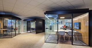 Modulair werken op een inspirerende locatie in Business-center d'Offiz te Turnhout. <br />Gelegen aan de Parklaan (Ring Turnhout) in een kantoorgebouw van 3200 m². <br /><br />Unit 240m²: privatief kantoor van 120m² + deel 50% gemeenschappelijke ruimte – dienstencontract van 40% huur en 60% diensten + BTW op basis van 2 personen.<br /><br />Nettohuur enkel is ca. 78 €/m² <br /><br />Volgens het dienstencentrum principe en ter beschikking + BTW<br />Detailprijs op aanvraag afhankelijk van 3 factoren:<br />- flexibiliteit<br />- aantal m²<br />- aantal personen<br /><br />www.doffiz.com