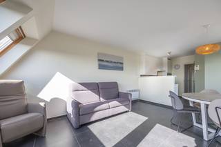 Op de <strong>6de</strong> verdieping van residentie <strong>A Capella</strong> bevindt zich dit instapklaar, volledig <strong>gemeubeld</strong> appartement <strong>met prachtig open zicht </strong>. Ideaal als vaste woonst of tweede verblijf op een centrale ligging nabij zee, winkels en openbaar vervoer.<br /><br /><strong>Indeling:</strong>
<ul>
<li>Inkomhal;</li>
<li>Lichtrijke leefruimte met open, volledig uitgeruste keuken;</li>
<li><strong>Zonnig</strong> terras met prachtig uitzicht;</li>
<li><strong>Twee</strong> slaapkamers;</li>
<li>Badkamer met ligbad met douchemogelijkheid en wasmeubel;</li>
<li>Apart toilet;</li>
<li>Praktische berging met <strong>aansluiting voor wasmachine</strong>;</li>
<li>Daarnaast beschikt het gebouw over een gemeenschappelijke fietsenberging.</li>
</ul>
<br /><strong>Algemeen: </strong>
<ul>
<li>Plaatsbeschrijving 1/2 eigenaar 1/2 huurder - 3 maanden huurwaarborg </li>
<li>Beschikbaar vanaf 03/11</li>
<li>Andere kosten: €50 forfait algemene kosten </li>
</ul>
<br /> Vraag vandaag nog uw bezoek aan en ontdek dit gezellige appartement zelf!