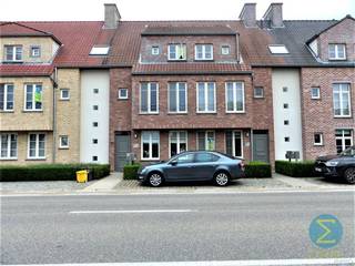 Knus en gezellig dakappartement met 1 slaapkamer + dressing, ruim terras en ondergrondse autostaanplaats te Arendonk.Bij het betreden van het...