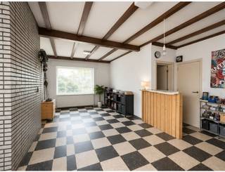 Deze woning is gelegen in een rustige buurt in Roeselare, recht tegenover een school en op korte afstand van winkels, openbaar vervoer en...