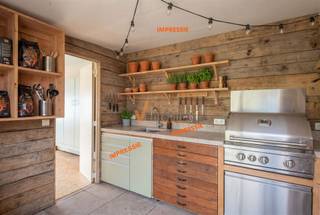 <p><span>Charmante rijwoning in het centrum van Schoten, op wandelafstand van winkels, openbaar vervoer en scholen. </span></p><p><span>De woning beschikt op het gelijkvloers over een authentieke inkomhal, een lichte woonkamer met zicht op het binnenterras/veranda, een keuken met eetruimte en toegang tot het binnenterras/veranda met extra bijgebouw dat benut wordt als wasplaats. Met de buren links deel je een gemeenschappelijke doorgang van het straat naar de veranda. (ideaal voor vuilbakken en fietsen) Achteraan de keuken bevindt zich de badkamer in verouderde staat.</span></p><p><span>Op de eerste verdieping zijn er twee volwaardige slaapkamers met recent vernieuwde ramen, ingebouwde kasten en een ingebouwd bed. Via de hal is er toegang tot het dakterras en het multifunctionele "tuinhuis", momenteel ingericht als klusruimte maar eenvoudig om te bouwen tot bv buitenkeuken en logeerplaats.</span></p><p><span>De woning is structureel in goede staat en voorzien van dubbele beglazing en vernieuwde centrale verwarming. </span></p><p><span>Verdere modernisatie op esthetisch en energetisch vlak biedt tal van mogelijkheden om deze woning naar eigen smaak af te werken.</span></p><p><span>Interesse? Contacteer Verlimmo voor meer informatie of een bezoek ter plaatse.</span></p><p><span>03/658.95.58<br /><span>info@verlimmo.be</span></span></p><p><span> </span></p>