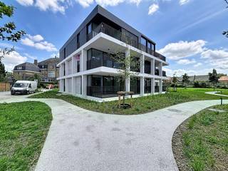 <p><span>Nieuwbouwappartement in residentie Kasteelvijver te Langemark.</span></p><p><span> </span></p><p><span>Dit appartement bevindt zich op de </span><span>eerste verdieping</span><span> en heeft een </span><span>bewoonbaar oppervlakte</span><span> van </span><span>110.51m²</span><span> en een </span><span>terras</span><span> van </span><span>10m².</span></p><p><span> </span></p><p><span>Indeling</span><span>: </span></p><p><span>inkomhal/nachthal </span><span>met </span><span>apart toilet</span><span>, </span><span>open keuken</span><span> (nog vrij te kiezen bij keukenbouwer bepaald door bouwheer met vaste handelswaarde), </span><span>leefruimte</span><span> die directe toegang biedt tot het prachtig </span><span>terras </span><span>omgeven door groen</span><span>.</span><span> </span></p><p><span>Verder zijn er nog </span><span>twee</span><span> volwaardige </span><span>slaapkamers, badkamer </span><span>met inloopdouche en dubbele lavabo en </span><span>berging/wasplaats</span><span>.</span></p><p><span> </span></p><p><span>Er is tevens een </span><span>kelderberging</span><span> bij te kopen, alsook mogelijkheid tot aankopen van </span><span>ondergrondse staanplaats.</span></p><p><span> </span></p><p><span>De </span><span>warmwaterproductie</span><span> en de </span><span>vloerverwarming</span><span> zal opgewekt worden door een bodem/water </span><span>warmtepomp met ingebouwde boiler.</span><span> De warmte wordt uit de grond gehaald via </span><span>geothermie.</span></p><p><span>Doorheen het appartement is er </span><span>ventilatiesysteem D </span><span>(mechanische toevoer en afvoer) voorzien.</span></p><p><span>Het appartement beschikt tevens over</span><span> zonnepanelen</span><span> (760Wp) wat het bovendien uiterst zuinig maakt!</span></p><p><span> </span></p><p><span> </span></p><p><span> </span></p><p><span> </span></p>