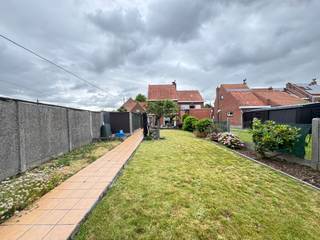 <strong>Sint-Eloois-Winkel - Ruime woning met 3 slaapkamers op rustige locatie te koop.</strong>
<p>Deze ruime woning op een gunstige ligging biedt een grote leefruimte met zicht op de verzorgde tuin. Op de eerste verdieping bevinden zich drie volwaardige slaapkamers, met de mogelijkheid om uit te breiden naar vijf slaapkamers.</p>

<p>De west gerichte tuin met uitweg achteraan zorgt voor aangename zonnige namiddagen en avonden. Daarnaast beschikt de woning over een garage met staanplaats en extra bergruimte.</p>

<p><strong>Een ideale gezinswoning met veel ruimte en potentieel.</strong></p>

<p>Interesse? Neem snel contact op voor een bezoek!</p>
<strong>Indeling:</strong><br /><u>Gelijkvloers:</u> inkomhal, woonkamer, eetkamer, extra zithoek met zicht op tuin, keuken, doorgang garage, wasplaats, afzonderlijk toilet<br /><u>1ste verdieping:</u> 3 slaapkamers en badkamer<br /><em>Extra:</em> ruime zolder en droge kelder<br /><br /><strong>Troeven:</strong>

<ul><li>Gunstige ligging</li><li>Garage met staanplaats</li><li>Ruime zolder met mogelijkheid tot 2 extra slaapkamers</li><li>Mooi onderhouden tuin met uitweg</li></ul>
Renovatieplicht