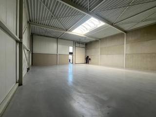 - nieuwbouw<br />- 1 sectionaal poort<br />- Bornem<br />- te huur<br />- per direct beschikbaar
