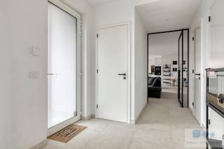 Op een uiterst rustige locatie te Deurne-Zuid, bevindt zich deze prachtige villawoning met modern karakter.<br /><br />Deze recente, vrijstaande woning werd gebouwd in 2020 en is gelegen in een kindvriendelijke buurt met plaatselijke kleinhandel, scholen en openbaar vervoer binnen handbereik. Tevens vlotte verbinding naar centrum Antwerpen alsook Ring van Antwerpen (R1).<br /><br />We komen de woning binnen langs de ruime inkomhal met apart gastentoilet en geriefelijke berging met voorziening wasmachine en droogkast. Verder geeft de inkomhal toegang tot de eerste verdieping alsook tot de leefruimte.<br /><br />De leefruimte, opgedeeld in zithoek en eetplaats geniet maximale lichtinval door de vele raampartijen. Vervolgens treffen we de volledig uitgeruste op keuken met hedendaagse toestellen en aansluitende berging met achtertoegang.<br /><br />Terug in de inkomhal, geeft de vaste trap toegang tot de bovenverdieping. Deze maakt plaats voor een open bureauruimte, 2 ruime slaapkamers en geïnstalleerde badkamer. Initieel werd de woning voorzien met 4 slaapkamers, dewelke vlot te creëren zijn.<br /><br />Via het schuifraam betreden we het zuid georiënteerd terras alsook de volledig omheinde tuin. Voorzieningen voor buitenzwembad aanwezig. De overdekte carport, met voorziening laadpaal, biedt plaats voor 2 wagens.<br /><br />Troeven: EPC label A, vloerverwarming/koeling, warmtepomp, alarminstallatie<br /><br />Kom deze prachtige villawoning ontdekken tijdens een plaatsbezoek!