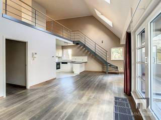 <p><span>Mooi ruim appartement op de 2de verdieping gelegen op wandelafstand van het Centrum van Diest met 2 slaapkamers, woonkamer met mezzanine en zicht op het stadspark Cerckel. Het appartement is afgewerkt met luxueuze materialen en voorzien van een kelder en ondergrondse garagebox voor 2 wagens.</span></p><p><span>Indeling:</span><span><br /></span><span>- Inkom </span><span><br /></span><span>- Toilet</span><span><br /></span><span>- Ruime woonkamer met mezzanine waardoor er extra leefruimte in de woonkamer wordt gecreëerd</span><span><br /></span><span>- Volledig ingerichte keuken </span><span><br /></span><span>- Terras</span><span><br /></span><span>- 2 slaapkamers</span><span><br /></span><span>- 1 badkamer met dubbele lavabo, ligbad, douchecel en extra toilet</span><span><br /></span><span>Kelder</span><span>:</span><span><br /></span><span>- Garagebox waar 2 wagens geparkeerd kunnen worden met aansluitend kelder</span><span><br /></span><span>Pluspunten</span><span>:</span><span><br /></span><span>- Zeer rustige ligging In het centrum van Diest</span><span><br /></span><span>- Dichtbij station</span><span><br /></span><span>- Op wandelafstand van winkels, horeca, scholen, openbaar vervo</span><span>er</span><span><br /></span><span>- Prachtig zicht op het stadspark Cerckel</span></p><p><span>Dit appartement is ook voorzien van zonnepanelen.</span></p><p><span>De huurprijs bedraagt € 1.150 + € 60 gemeenschappelijke kosten.</span><span><br /><br /></span><span>Wilt u deze woning graag bezoeken? Dat kan!</span><span><br /></span><span>Vul de kandidaatstelling in op Immodiest.be (onder te huur - > Refugiestraat 10 A3 - 3290 Diest ->Oranje knop -> 'Huuraanvraag')</span><span><br /></span><span>Van zodra wij deze informatie ontvangen hebben, nemen wij contact met u op.</span></p><p><span> </span></p>