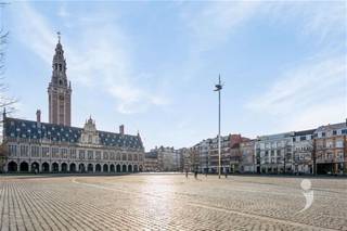 <p><span>Des chambres et des studios d'étudiants de haute qualité, récemment construits, au cœur de Louvain. </span></p><p><span> </span></p><p><span>Project YOU est situé sur la Bondgenotenlaan, la rue commerçante la plus importante et la plus connue de Louvain. Avec ses trois entrées et son emplacement stratégique sous la tour de la bibliothèque universitaire, le projet est le nouveau point chaud pour les étudiants de Louvain. </span></p><p><span> </span></p><p><span>YOU est accessible par trois entrées stratégiquement situées sur la Bondgenotenlaan, dans la Koning Leopold Istraat et dans la Bogaardenstraat. Grâce à sa situation le long de la principale voie d'accès à la ville, YOU est facilement accessible à pied, à vélo, en transports publics et en voiture. L'arrêt de bus le plus proche est à une minute, la gare à dix minutes. <br /><br />Les bâtiments sont dotés de tout le confort nécessaire et d'équipements modernes, et les espaces verts intérieurs permettent de faire une pause agréable dans la vie étudiante animée de Louvain. </span></p><p><span> </span></p>