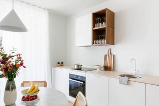 <p>Wonen in dé leukste buurt van Antwerpen?<br />Dan is dit appartement beslist iets voor u!</p>
<p>In de bruisende Zuidwijk, waar cultuur, gastronomie en gezelligheid samenkomen, ontdekt u dit stijlvolle appartement in een recent gerenoveerd gebouw. Achter de authentieke, charmante voorgevel schuilt een modern en verfijnd woonconcept, waarin comfort en energiezuinig wonen naadloos samenvloeien.</p>
<p>De ingang bevindt zich op de derde verdieping, waar u terechtkomt in de prachtige open leefruimte vol natuurlijk licht. Woonkamer, eetruimte en keuken vormen hier een harmonieus geheel, met aansluitend een inpandig terras waar u kan genieten van de buitenlucht. Verder beschikt deze verdieping over een volwaardige slaapkamer en een apart gastentoilet.</p>
<p>Via een interne trap bereikt u de vierde verdieping, waar zich de tweede slaapkamer en de stijlvolle badkamer bevinden, uitgerust met een ruime inloopdouche en wastafel met opbergmogelijkheden.</p>
<p>Kortom, een instapklaar en elegant appartement op toplocatie, ideaal voor wie comfortabel en stijlvol wil wonen in het levendige hart van ’t Zuid.</p>
<p>Interesse? Contacteer LISTED voor een bezoek: +32 3 283 51 51.</p>