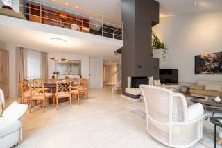 <h1><span>Elsdonkwijk Instapklare, lichtvolle villa</span></h1><p><span>Zeer gunstig en rustig gelegen in de zeer residentiële en groene Elsdonkwijk, nabij belangrijke invalswegen en het openbaar vervoer.</span></p><p><span>Op een aangenaam zuidgericht perceel van +/- 720 m² werd deze verrassend lichtvolle woning in 1987 gebouwd. De architectuur en indeling zijn modern en tijdloos. Eén van de eyecatchers is de ruime leefruimte, die gekenmerkt wordt door het hoge plafond en de charmante, polyvalente mezzanine. Samen zorgen deze elementen voor een heerlijk gevoel van ruimte, licht en openheid.</span></p><p><span>Het geheel omvat een inkomhal met wc en vestiaire, een ruime leefruimte met centrale open haard en travertinvloer, een keuken met ontbijttoog, een zeer diepe garage met plaats voor 2 wagens en een achterliggende berging/wasplaats.</span></p><p><span>Op de eerste verdieping bevindt zich een ruime polyvalente mezzanine van +/- 25 m², ideaal als bureel-, hobby- of chillruimte, evenals 2 zeer ruime slaapkamers, een dressing of 3de slaapkamer en 2 badkamers.</span></p><p><span>Met een totale oppervlakte van +/- 280 m² biedt deze woning een zee van ruimte. Op het gelijkvloers kan bijvoorbeeld nog een extra slaapkamer met badkamer worden voorzien.</span></p><p><span>Tenslotte beschikt de woning nog over een praktische, droge kelder, een oprit voor 2 wagens aan de voorzijde en achteraan een aangenaam terras met een mooi aangelegde tuin.</span></p><p><span>+ Zeer aangename, rustige en gegeerde buurt</span><span><br /></span><span>+ Instapklaar geheel</span><span><br /></span><span>+ 2 badkamers</span><span><br /></span><span>+ Ruime, polyvalente mezzanine van +/- 25 m²</span><span><br /></span><span>+ Zeer lichtvolle woning met gunstige oriëntatie</span></p><p><span>+ Mits het plaatsen van zonnepanelen bekomt men een EPC B</span></p><p><span>+ Airco in heel de woning</span></p>