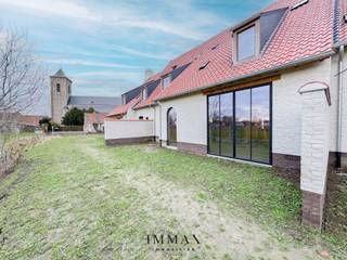 Deze 6 wooneenheden zijn toonbeelden van hoe goed het leven is vandaag en in de toekomst.<br />Dankzij een tijdloze en uitgepuurde architectuur vormt het woonerf De Reisduif een natuurlijk geheel met de weidse omgeving. Binnen krijgt het heldere polderlicht vrij spel, buiten is het spelen geblazen in het groen van de ruime tuinen. Zoveel groen en stilte is ideaal voor wie in alle rust wil genieten van het landelijke leven, zonder ook maar 1 toegeving te doen aan comfort of bereikbaarheid. Lapscheure is via de nabijgelegen expresweg de perfecte uitvalsbasis naar zowel Knokke, Brugge en Antwerpen.<br /><br />De 6 woningen van Woonerf De Reisduif worden opgetrokken en afgewerkt met uitsluitend kwalitatieve materialen en voldoen aan de wettelijke normen rond energieprestatie en isolatie. De woningen omvatten een gelijkvloers met een ruime leefruimte en open keuken, garage en een staanplaats vόόr de woning. Op het verdiep bevinden zich 3 à 4 slaapkamers (afhankelijk van de woning), een badkamer met afzonderlijk toilet, alsook een berging. Ook de zolder onder het dak is toegankelijk en kan naar wens worden ingericht.<br />Het terrein is toegankelijk via een oprit met 3 private staanplaatsen voor auto’s.<br />De eerste en derde woning worden casco verkocht.<br /><br />Een hoogwaardig project gelegen op een unieke locatie.<br /><span>Aarzel niet om ons te contacteren voor meer informatie: tel.: 050 62 44 14 of via knokke@immax.be</span>