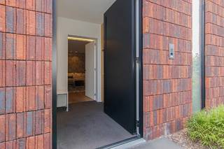 <strong>High-end, totaal gerenoveerde, ruime en energiezuinige woning met doordachte indeling op een TOP-locatie in Hasselt<br /><br />Troeven : <br /><br />- Uitzonderlijke stadslocatie in een gewilde omgeving <br />- Absolute High-End totaalrenovatie <br />- Energielabel A <br />- Hoogwaardige en tijdloze architectuur<br />- Doordachte indeling <br />- Fitnessruimte<br />- Unieke TV-ruimte<br />- Voldoende parking voor auto's<br />- Ruime fietsenberging<br />- ...</strong><br /><br /><strong>Zeer geslaagde totaalrenovatie</strong><br />Deze moderne woning aan de Vuurkruisenlaan in Hasselt werd in 2020 grondig totaal gerenoveerd, met bijzondere aandacht voor comfort, kwaliteit en energiezuinigheid.<br />Het resultaat is een stijlvolle en volledig instapklare woning met EPC-label A en een uitzonderlijk lage energiescore van slechts 26 kWh/m² per jaar. Ideaal voor wie eigentijds wil wonen zonder bijkomende renovatiekosten of energetische ingrepen op korte termijn.<br />Ook technisch is de woning bijzonder compleet uitgerust met onder meer zonnepanelen, domotica, ventilatie, warmtepomp, regenwaterrecuperatie, vloerverwarming en vloerkoeling en driedubbele beglazing.<br />Locatie<br />De woning bevindt zich in de aangename Sint-Katharinawijk in Hasselt, een rustige woonomgeving op korte afstand van het stadscentrum.<br />Winkels, scholen, openbaar vervoer en andere dagelijkse voorzieningen bevinden zich in de onmiddellijke omgeving. Dankzij de ligging tussen de Grote en Kleine Ring geniet u bovendien van een uitstekende bereikbaarheid naar de belangrijkste verbindingswegen en de E313.<br />Een centrale ligging die rustig wonen combineert met een bijzonder vlotte bereikbaarheid.<br /><br /><strong>Indeling</strong><br />Ook aan ruimte ontbreekt het deze knappe gezinswoning niet.<br />Op het gelijkvloers komen we binnen via de inkomhal met vestiaire en gastentoilet. Aansluitend bevindt zich de riante leefruimte, die verbinding maakt met zowel de bureauruimte aan de straatzijde als de bijzonder ruime keuken met open zicht op het terras en de prachtige tuin.<br />Vanuit de keuken bereikt u de praktische bijkeuken, een fietsenstalling met sectionale poort en een ruime fitnessruimte met zicht op de achtertuin.<br />Over de twee bovenliggende verdiepingen beschikt de woning over maar liefst vier slaapkamers, twee badkamers, twee dressings, twee toiletten en een afzonderlijke wasplaats.<br />Doorheen de volledige woning valt het hoge afwerkingsniveau onmiddellijk op, met maatwerk in vrijwel iedere ruimte.<br />De technische installaties bevinden zich grotendeels in de praktische kelderverdieping, waar bovendien een gezellige mancave met zit- en saunagedeelte werd ingericht.<br /><br /><strong>Conclusie</strong><br /><br />Een uitzonderlijk complete gezinswoning waar ruimte, hoogwaardige afwerking en energiezuinigheid perfect samenkomen.<br />Dankzij de totaalrenovatie van 2020, het EPC-label A, de uitgebreide technische uitrusting en de centrale ligging is dit een bijzonder aantrekkelijke opportuniteit voor wie instapklaar, comfortabel en eigentijds wil wonen in Hasselt.<br /><br />Interesse gewekt ? Laat je gegevens achter en Koen nodigt je asap uit voor een persoonlijke rondleiding.