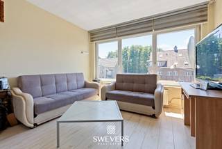 Voor meer info en foto’s, surf naar www.swevers.be – Dit te renoveren appartement op de eerste verdieping aan de Koolmijnlaan 45 in Houthalen biedt een bewoonbare oppervlakte van 81 m² en vormt een interessante opportuniteit voor wie graag een woning volledig naar eigen smaak wil vernieuwen. Het appartement dateert van 1965 en beschikt over een praktische indeling met twee slaapkamers, een aparte keuken, een ruime leefruimte en een inpandige garage. Via de centrale inkomhal bereik je alle vertrekken op een logische en overzichtelijke manier. De living van 22,80 m² geniet van veel natuurlijke lichtinval dankzij de grote raampartij en biedt voldoende ruimte voor een comfortabele zithoek en eetplaats. Aansluitend bevindt zich de aparte keuken van 11,21 m², waar je alle mogelijkheden hebt om een hedendaagse en functionele keuken te realiseren. Verder zijn er twee volwaardige slaapkamers van respectievelijk 12,60 m² en 13,30 m². De tweede kamer kan naast slaapkamer ook perfect ingericht worden als bureau, hobbyruimte of logeerkamer. De badkamer is uitgerust met een douche, lavabo en toilet en kan volledig worden aangepast aan de huidige woonnormen. De inpandige garage zorgt voor extra comfort en biedt plaats voor een wagen of bijkomende bergruimte. Dankzij de centrale ligging bevinden openbaar vervoer, winkels, restaurants en ontspanningsmogelijkheden zich op wandelafstand. Ook de snelweg ligt op minder dan één kilometer, wat zorgt voor een vlotte verbinding naar omliggende gemeenten. Dit appartement combineert een gunstige ligging met een duidelijke basis en veel renovatiepotentieel. Een ideale kans voor wie op zoek is naar een betaalbaar project dat volledig naar eigen wensen kan worden ingericht. Voor meer informatie, bel 011 255 155. Bron bewoonbare oppervlakte: EPC – verslag.