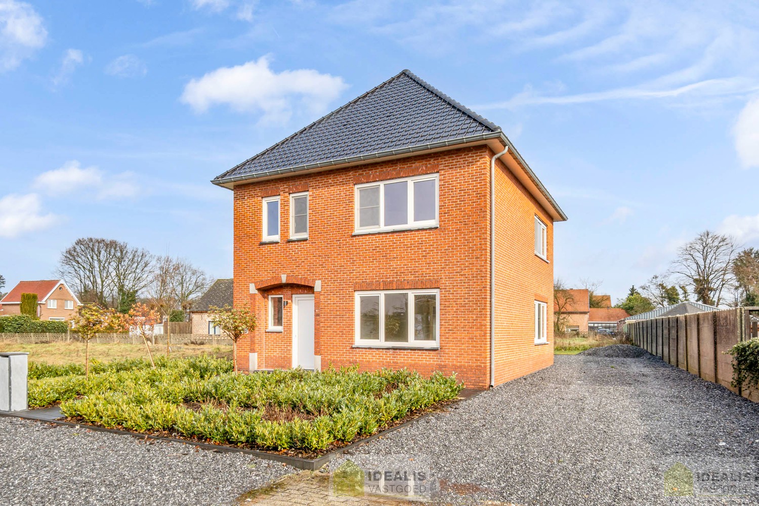 IDEALIS VASTGOED – Schitterend volledig vernieuwde woning met een heerlijke open leefruimte, luxe keuken, 3 ruime slaapkamers, twee badkamers én een ruime wasplaats! Dit heerlijke huis bevindt zich op een perceel van maar liefst 7a 94ca vlak bij het centr - foto 3