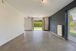 Dit instapklaar huis is rustig gelegen in Kuurne, doch op wandelafstand van het centrum én is vlot bereikbaar via diverse invalswegen. <br /><br />INDELING:<br />Gelijkvloers:<br />- Inkomhal met gastentoilet <br />- Leefruimte met grote raampartijen en zicht op de tuin<br />- Geïnstalleerde keuken <br />- Zonnige tuin <br />- Inpandige garage met sectionaalpoort <br /><br />Eerste verdiep:<br />- 3 slaapkamers<br />- Badkamer uitgerust met lavabo, ligbad, douche en toilet<br /><br />Troeven van deze woning:<br />- Gunstig EPC (B-label) en conforme elektriciteit<br />- Bergzolder<br />- Leuke en zonnige tuin<br />- Aangename ligging op wandelafstand van het centrum<br /><br />Contacteer Sarah Hanson (0493 25 46 80) voor meer info of een bezoek ter plaatse!<br /><br />Bestuursmaatregelen in het maatregelenregister: nee<br /><br />Deze AI-visualisaties zijn bedoeld als inspiratie. Er werd geen rekening gehouden met technische specificaties, stedenbouwkundige voorschriften of de concrete mogelijkheden tot realisatie.