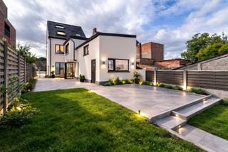 Deze volledig gerenoveerde, grote gezinswoning is centraal gelegen aan Station NMBS Beernem.Werkelijk alles is vernieuwd in deze woning : nieuwe...