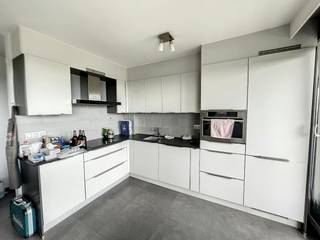 Het appartement beschikt over een comfortabele slaapkamer en een praktische indeling die optimaal gebruik maakt van de beschikbare ruimte. De leefruimte sluit aan op een groot, lang terras aan de voorzijde van het gebouw – dé absolute troef van deze woning. Hier kan u in alle rust genieten van de zon, een aperitief of simpelweg het indrukwekkende panoramische zicht over de omgeving.Indeling van het appartement:- Open leefruimte met veel lichtinval met toegang tot het terras- Open keuken voorzien van alle apparaten- Slaapkamer met toegang tot het terras- BadkamerVerder biedt het appartement een ideale uitvalsbasis met vlotte verbindingen naar Brussel, openbaar vervoer, winkels en andere voorzieningen in de directe omgeving.Interesse? Neem dan contact op met ons om een bezoek in te plannenBestuursmaatregelen in het maatregelenregister: nee