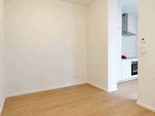 Gerenoveerd commercieel gelijkvloers in het hart van Antwerpen!<br /><br />Dit kantoor op het gelijkvloers beschikt over alles wat je nodig hebt om je bedrijf te runnen. De open indeling van het kantoor zorgt voor een lichte en luchtige sfeer en biedt veel ruimte voor je team om te werken. De grote ramen laten veel natuurlijk licht binnen kunnen eventueel ook dienen als etalage. Keuken is volledig uitgerust met moderne toestellen : koelkast met vriesvak, keramische kookplaat, oven en vaatwasser. Sanitaire ruimte voorzien van douche en lavabo. Apart gastentoilet.<br /><br />Leuke extra : een binnenkoer die perfect is voor een ontspannen lunchpauze.<br /><br />De ruimte kan betreden worden via een algemene inkom of de zij inkom via de algemene traphal van het gebouw.<br /><br />Beschikbaar vanaf 01/10/2026.