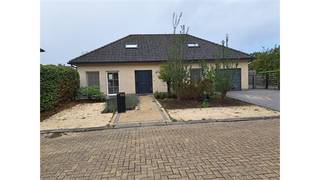 <p></p><p>Een rustig gelegen woning nabij het centrum van Oostmalle bestaande op het gelijkvloers uit een inkomhal met gastentoilet, woonkamer met open, ingerichte keuken, bergplaats aan de keuken, leefveranda, 2 slaapkamers, badkamer met ligbad en douche en inpandige garage (met automatische poort).  Op de eerste verdieping bevinden zich nog 3 slaapkamers, badkamer met douche.  De verwarming is voorzien via een warmtepomp (recente installatie).  De woning is voorzien van zonnepanelen. Achter de woning bevindt zich het terras en de tuin.  Achteraan in de tuin is er een ingebouwd zwembad met aansluitend een tuinhuis.  De woning is gelegen achteraan in een doodlopende straat.</p><p>Woning gelegen in woongebied, gelegen in een verkaveling, geen dagvaarding, geen voorkooprecht.</p><p></p>