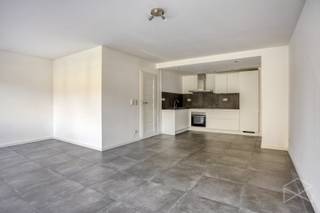 <strong>Appartement met 2 slaapkamers te koop in Ham</strong><br /><br />In de Zandstraat, in het centrum van Kwaadmechelen (Ham), vinden we dit leuke appartement. Winkels, scholen, horeca én openbaar vervoer zijn vlot bereikbaar. De oprit van de E313 bevindt zich op slechts enkele minuutjes rijden.<br /><br />Het appartement werd volledig gerenoveerd in 2019-2020. We betreden het appartement via de inkomhal met apart gastentoilet (1,04m²). Vanuit de inkomhal (5,67m²) komen we binnen in de ruime leefruimte met open keuken (24,1m²). De grote ramen vallen hier meteen op, deze zorgen voor veel natuurlijke lichtinval in deze ruimte. De keuken is voorzien van een spoelbak, elektrisch vuur, een oven en frigo. <br /><br />Verder bevinden zich aan de achterzijde van het appartement twee ruime slaapkamers (8,64m² en 13,82m²) en de badkamer. De badkamer (4,12m²) werd recent (2026) nog vernieuwd met een nieuwe douche en lavabo.<br /><br />De centrale verwarming gebeurt via radiatoren op aardgas (condenserende ketel) en de ramen zijn voorzien van HR-beglazing (PVC). De berekende energiescore bedraagt 132 kWh/m²jaar wat resulteert in een energielabel B.<br /><br />Verder is er nog een mogelijkheid tot het bij aankopen van een garagebox voor een bedrag van 15.000,00 euro.<br /><br />Spreekt dit leuke appartement jou aan? Contacteer ons via info@bosmanvastgoed.be voor meer info of een bezoek ter plaatse. Wij helpen je graag verder!