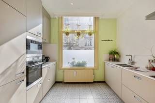 <p><strong>Wonen in de Boelaerbuurt is een beetje het beste van twee werelden. Je zit vlakbij het mooie groen van het Te Boelaerpark, terwijl de stad nooit ver weg is. De buurt voelt rustig en verwelkomend, met alles wat je nodig hebt binnen handbereik. En dan is er nog deze charmante gezinswoning met vier slaapkamers, twee badkamers - en vooral: heel veel sfeer. Van de frisse gevel tot de warme houten vloeren, van de haard tot de buitentruimte achteraan: hier zit karakter in elke verdieping. Kom binnen…</strong></p><p> </p><p><strong>Een warm welkom</strong></p><p> </p><p>Achter de frisse, charmante gevel kom je binnen in een mooie, relatief brede inkomhal. Meteen voel je dat dit geen huis is waar elke vierkante centimeter hetzelfde moet zijn. Er is ruimte, er zijn gezellige hoekjes en vooral: er is een fijne flow doorheen de woning.</p><p> </p><p><strong>Samen rond de haard</strong></p><p> </p><p>Op het gelijkvloers vormt de leefruimte het kloppende hart van het huis. Achteraan zorgen de ingemaakte kasten en de elektrische haard voor extra gezelligheid, terwijl de houten vloeren in de eetruimte meteen warmte toevoegen. De verbinding tussen de verschillende leefplekken voelt natuurlijk aan en brengt je uiteindelijk helemaal naar buiten. De vernieuwde keuken sluit mooi aan op het geheel. In 2021 werd ze volledig vernieuwd en geïnstalleerd: zo krijg je een keuken die vandaag nog steeds helemaal mee is, terwijl de rest van het gelijkvloers zijn charmante karakter behoudt.</p><p> </p><p><strong>Buiten te leven</strong></p><p> </p><p>Achteraan wacht er de buitenruimte. Vanuit de leefruimte stap je zo naar buiten, waardoor ze in de warmere maanden bijna als een extra leefruimte aanvoelt. Een plek voor een lange tafel, wat groen, een zomerse avond of gewoon de deur openzetten terwijl je binnen leeft. Zalig!</p><p> </p><p><strong>Badderen tussen de verdiepingen</strong></p><p> </p><p>Op de tussenverdieping ligt de eerste badkamer. Die is praktisch ingericht met zowel een ligbad als een douche. Je vindt hier trouwens ook een afzonderlijk toilet.</p><p> </p><p><strong>Slaapkamers op niveau</strong></p><p> </p><p>Op de eerste verdieping liggen twee ruime slaapkamers. Eén ervan heeft een aparte dressingruimte, terwijl de andere uitpakt met mooie ingemaakte kasten. De houten vloeren trekken ook hier de warme sfeer van beneden verder door. Een verdieping hoger wachten nog twee slaapkamers, allebei gelegen onder het schuine dak. Zo komt het totaal op vier volwaardige slaapkamers: ideaal als gezinswoning, maar evengoed fijn voor wie graag een bureau, hobbyruimte of extra plek voor logees achter de hand heeft. Op deze verdieping is er bovendien nog een tweede badkamer, voorzien van een douche en een tweede toilet.</p><p> </p><p><strong>Een huis dat klopt</strong></p><p> </p><p>Handig om weten: de elektrische installatie is conform. De charmante gevel, het warme hout, de vernieuwde keuken, de buitenruimte en dé ideale ligging vlak bij het Te Boelaerpark. Oftewel: hier kom je thuis in een huis waar je niet alleen woont, maar waar je makkelijk een heel leven opbouwt.</p><p> </p><p><strong>Verliefd? antwerpen@ugly.be</strong></p><p> </p><p> </p>