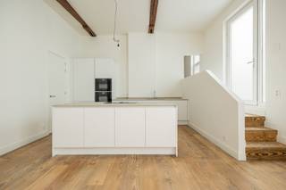 <p>ENKEL BEZOEKEN MOGELIJK DOOR ONDERSTAANDE LINK VOLLEDIG EN CORRECT IN TE VULLEN:<br />https://mijnhuurprofiel.be/property/a0231e19-e8de-42e2-9ef6-917da245ddcb/login<br /><br />Op een absolute toplocatie aan de Groenplaats, in het hart van Antwerpen, bevindt zich dit ruime en volledig gerenoveerde duplex appartement op verdieping 2 en 3 van een historisch gebouw. Het appartement is bereikbaar via een mooie trappenhal of een lift die uitkomt in een gemeenschappelijke gang voor slechts twee appartementen.<br /><br />Bij binnenkomst in de inkomhal bevindt er zich een gastentoilet, gevolgd door de ruime en lumineuze leefruimte met uitzicht op de Kathedraal, de Boerentoren en de Groenplaats. De leefruimte is afgewerkt met een sierschouw en een spiltrap die leidt naar de bovenruimte, perfect als bureauruimte of extra slaapkamer. Deze verdieping biedt toegang tot het dakterras.<br /><br />Links van de inkom bevinden zich voor de trap de volgende ruimtes:<br />Een berging met aansluiting voor was/droogmachine, een badkamer met inloop douche en lavabo en een slaapkamer met ingebouwde kasten.<br /><br />Achter de trap bevindt zich een grote eetruimte met prachtige keuken met kookeiland, uitgerust met inductieplaat, oven, microgolf, ijskast, vriezer en veel opbergruimte. De keuken grenst aan een bijkeuken en beschikt over een sierlijke sierschouw. Achteraan ligt een derde badkamer met inloopdouche en dubbele lavabo, tegenover een tweede gastentoilet, en verder nog een ruime slaapkamer met ingebouwde kasten. De bovenverdieping beschikt over een inkomhal met ingebouwde kast, twee extra kamers en een badkamer met wc, douche en lavabo. De rechterkamer biedt rechtstreeks toegang tot het privédakterras, waar je in alle rust kan genieten van het stadszicht.<br /><br />Praktische info:<br />-Gemeenschappelijke kosten: €150/maand (poetsen gemene delen, elektriciteit gemene delen, onderhoud lift)<br />-Individuele meters<br />-Gemeenschappelijke fietsenstalling<br />-Hoogwaardige afwerking<br />- Zonnepanelen<br />- Lift in het gebouw<br /><br />Voor meer info of een bezoek, neem contact op met Xander via Xander@reds.be.</p>