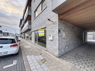 Centraal gelegen handelspand met grote etalage (132m²). De indeling is als volgt:- ruime toonzaal met apart bureel- berging- toilet- keuken met...