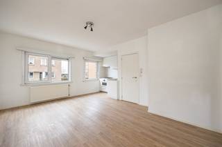 <p><span>Wonen in een rustige, residentiële buurt met het park om de hoek?  Dit fris gerenoveerde appartement met open keuken, lichtrijke ruimtes en moderne afwerking ligt op de eerste verdieping van een klein gebouw vlakbij het vernieuwde Park van Eden. </span></p><p><span> </span></p><p><span>Licht, luchtig en instapklaar</span></p><p><span>Je betreedt het appartement via gemeenschappelijke inkomhal. Binnenin valt meteen de warme LVT-parketvloer op, die doorloopt van de leefruimte tot in de slaapkamer.  De gezellige living met open keuken baadt in het licht, dankzij de grote ramen die zorgen voor een aangename, luchtige sfeer. De keuken is compact maar compleet: voorzien van een gasvuur met 4 pitten, dampkap, combi-oven en 1,5 spoelbak — ideaal om alles bij de hand te hebben.</span></p><p><span>De slaapkamer bevindt zich achteraan en sluit aan op een handige berging met vernieuwde combi-ketel en ruimte voor proviand of schoonmaakmateriaal.  De aansluitende badkamer is volledig betegelde, fris en functioneel ingericht.  Ze is voorzien van een ruime douchecabine, lavabomeubel, spiegelkast met verlichting, toilet en aansluitingen voor was- en droogmachine. Ook hier zorgt een raam voor natuurlijke verluchting én licht.</span></p><p><span> </span></p><p><span>Wonen in een rustige en groene omgeving</span></p><p><span>De locatie scoort op rust én bereikbaarheid. Je woont hier in een kalme, residentiële buurt in Wilrijk, vlak bij verbindingswegen en op wandelafstand van het vernieuwde Park van Eden.  Winkels, openbaar vervoer en uitvalswegen zijn in de directe omgeving.</span></p><p><span> </span></p>