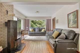 Deze ruime open bebouwing is gelegen in de Beukenlaan, op een uitstekende en bijzonder rustige locatie in Heikant, Rotselaar. De woning combineert een aangename, groene woonomgeving met een zeer goede bereikbaarheid. Dankzij de gunstige ligging bereikt u vlot Haacht, Tremelo en Antwerpen, terwijl ook de oprit van de E314 richting Leuven, Brussel en Hasselt snel bereikbaar is. De woning werd gebouwd in 1988 en werd doorheen de jaren gerenoveerd en onderhouden. Ze is gelegen op een royaal perceel van 12 are en beschikt over een bewoonbare oppervlakte van circa 197 m². Binnen vindt u vier volwaardige slaapkamers, één badkamer en heel wat praktische ruimte. De woning is bovendien onderkelderd, wat zorgt voor extra berg- en gebruiksmogelijkheden, en beschikt over een garage. Dankzij de combinatie van haar vrijstaande karakter, de ruime woonoppervlakte, het mooie perceel en de rustige maar strategische ligging is deze woning bijzonder geschikt voor wie comfortabel en ruim wil wonen met een vlotte verbinding naar omliggende gemeenten en belangrijke verkeersassen.<br /><br />Interesse? Neem contact met Alexander via 0479 79 86 94 of alex@sophimo.be!