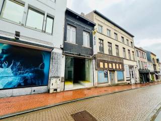Deze recent gerenoveerde handelszaak is goed gelegen in het centrum van Tienen tevens op wandelafstand van het treinstation. Het pand omvat op het gelijkvloers: vitrine, praktijkruimte, leefruimte (of indien nodig extra praktijkruimte), wasplaats met douche, terras en tuin. Verwarming via CV op aardgas. De PVC- en ALU-ramen zijn grotendeels dubbele beglazing.