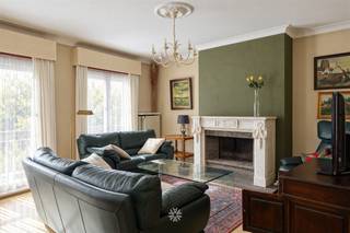 <p><span>GENT - Ottergemsesteenweg - Ben je op zoek naar een ruime bel-etage met dubbele garage en zonnige tuin te huur in Gent? Dan is deze woning mogelijk exact wat je zoekt.</span></p><p><span> </span></p><p><span>De voornaamste troeven:</span></p><ul><li><span>uitstekende ligging nabij Station Gent-Sint-Pieters</span></li><li><span>vlotte bereikbaarheid met wagen en openbaar vervoer</span></li><li><span>dubbele inpandige garage!</span></li><li><span>ruime en praktische woning</span></li><li><span>charmant pand met behoud van authentieke elementen</span></li><li><span>zonnige en gezellige stadstuin</span></li><li><span>geschikt voor co-housing</span></li></ul><p><span> </span></p><p><span>Indeling gelijkvloers:</span></p><p><span>Inkomhal met ingebouwde vestiairekast, dubbele inpandige garage, toegang tot de ruime en droge kelder (incl. wijnkelder), berging (incl. aansluiting wasmachine) met douchecabine. </span></p><p><span>Ruim terras en zonnige, gezellige stadstuin.</span></p><p><span> </span></p><p><span>Indeling eerste verdieping: </span></p><p><span>Nachthal, apart toilet, leef- en eetruimte, aparte eetplaats aansluitend op de keuken met dubbelzijdig ingericht keukenmeubel.</span></p><p><span>Aansluitend op de eetplaats is er een aangenaam en ruim balkon met prachtig zicht op de tuin.</span></p><p><span> </span></p><p><span>Indeling tweede verdieping:</span></p><p><span>Nachthal, drie slaapkamers, berging en badkamer uitgerust met ligbad/douche combinatie, dubbel lavabomeubel en toilet. De badkamer is uitgerust met ingebouwde kasten die bijdragen tot extra bergruimte.</span></p><p><span> </span></p><p><span>Indeling derde verdieping:</span></p><p><span>Ruime geïsoleerde zolder.</span></p><p><span> </span></p><p><span>Belangrijke informatie:</span></p><p><span>Gunstig EPC door o.a. de aanwezigheid van zonnepanelen (incl. batterij). B-label, 152 kWh/m² jaar.</span></p><p><span>Beschikbaar vanaf: 01/01/2027 (vroeger mogelijk in samenspraak).</span></p><p><span>Huurprijs: 1650 euro/maand. EGW (elektriciteit, gas en water) afzonderlijk af te rekenen. Domicilie verplicht.</span></p>