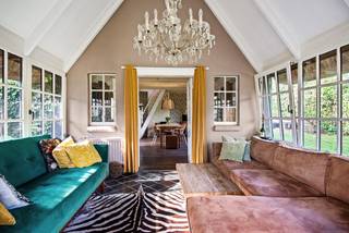 Charmante open bebouwing met 2 slaapkamers op een perceel van 714 m², bestaande uit: ruime inkomhal met plaats voor vestiaire, woonkamer met...