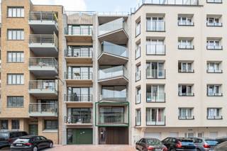 Residentie SANS SOUCI is gelegen op amper 50 meter van strand/zee. Een TOPligging die ervoor zorgt dat u in de onmiddellijke nabijheid van alle rust en natuur ligt. Residentie SANS SOUCI omvat 5 LUXE en moderne doorloop appartementen van 66m² tot 105m². Zeer ruime zuidgerichte terrassen langs BEIDE kanten van de appartementen. De woonkamer en terrassen hebben ZIJDELINGS ZEEZICHT. Inrichting en afwerking op maat van de koper. RUIME FIETSENBERING in het gebouw. Energiezuinige appartementen. Aankoop 6% btw mogelijk. <br /><br />Contacteer ons vrijblijvend voor een afspraak of meer informatie 058/46 00 46 of oostduinkerke@immofrancois.be