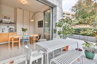 Ontworpen door het bekroonde bureau 51N4E – genomineerd voor de Renaat Braemprijs – maakt deze woning deel uit van een vernieuwend stadsproject...