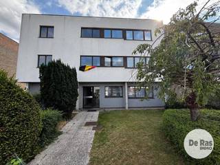 ZWIJNAARDE - Gelijkvloers appartement met tuintje<br /><br />Inschrijven voor het geplande kijkmoment kan via onze website => www.immoderas.be/afspraak-instructies<br /><br />Het appartement is rustig gelegen in het groene Zwijnaarde, met een vlotte verbinding naar Gent-centrum, de E17, E40 en R4. Winkels, scholen, openbaar vervoer en andere dagelijkse voorzieningen bevinden zich in de nabije omgeving. Ook het Parkbos ligt vlakbij, ideaal voor wandelen, fietsen en ontspanning.<br /><br />Dit verzorgde appartement beschikt over een inkomhal met vestiairekast, een ruime leefruimte, een ingerichte keuken met elektrisch fornuis, oven en koelkast met vriesvak, twee slaapkamers, een badkamer met dubbele lavabo en ligbad met douchegordijn, en een apart toilet.<br />Aansluitend is er een gezellig tuintje waar u in alle rust kunt genieten. Daarnaast beschikt het appartement over een privatieve garagebox.<br /><br />AK: €50/maand