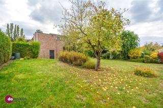 <p><span>Split-level home in a unique location in Herent </span></p><p><span> </span></p><p><span>Are you looking for a home with contemporary character and a special layout? This surprising split-level home not only offers a stunning location, but also numerous possibilities inside.</span></p><p><span> </span></p><p><span>The open living space exudes classic warmth and coziness, while the separate sitting area provides an extra cozy atmosphere. The kitchen, with adjacent storage space, connects nicely to the living space and offers a pleasant view of the south-facing garden.</span></p><p><span> </span></p><p><span>In the central corridor you have two options: take the stairs down and discover the spacious garage with connecting cellar, or go upstairs and reach the first intermediate level. Here you will find two bedrooms and a bathroom. A further staircase takes you to two more bedrooms, both with velux windows that provide the rooms with natural light. The covered terrace, an attic storage room, a shower room yet to be finished and an additional storage room further complete the home.</span></p><p><span> </span></p><p><span>Outside, a beautiful garden awaits where you can enjoy the outdoors in peace. The location is an absolute advantage: within walking distance of the center of Veltem and with easy access to Leuven and Brussels. Public transport, schools and stores are close by, providing extra comfort and optimal accessibility. With an EPC label D, this property therefore represents a particularly interesting opportunity.</span></p><p><span> </span></p><p><span>Interested in a visit? Contact us today!</span></p><p><span> </span></p><p><span>015 20 36 00 - <span>info@domoxim.be</span></span></p><p><span> </span></p><p><span>domoXim. Where dreams come home!</span></p><p><span> </span></p><p><span>Also want to know the value of your </span><span>own</span><span> home? We are happy to give you advice.</span></p>