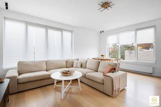 <p><span>Prima instapklaar appartement grens Mortsel/Wilrijk/Edegem. In een kleinschalig gebouw treffen we dit volledig gerenoveerd appartement op de 2de verd. met een ruime & lichte leefruimte op parket, ingerichte keuken, doucheruimte en 2 slaapkamers achteraan. Is ideaal als woonst maar eveneens als investering aangezien er hier uitstekende huurders wonen met een huurprijs van 850. </span></p>