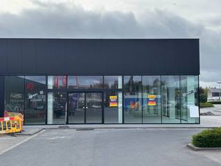 Newly built job store for rent with an area of approximately 434 m² in a commercial location along the Brugsesteenweg in Roeselare. Located in...