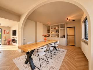 <strong>MULTIFUNCTIONELE EIGENDOM IN HOEVESTIJL </strong>op een perceel van 1.280 M², met een <strong>ZUIDGERICHTE TUIN </strong>én een unieke combinatie van <strong>WONEN, WERKEN EN ONDERNEMEN</strong>. Wat ooit een hoevewoning was, groeide uit tot een bijzonder geheel met een verrassende binnenplaats en een <strong>KLASSEVOL POLYVALENT LOFTGEBOUW (134M</strong>²<strong>)</strong>, gerealiseerd in 2002 en eveneens geschikt voor woongebruik.<br /><br />De eigendom biedt een indrukwekkende hoeveelheid ruimte met maar liefst<strong> 6 SLAAPKAMERS, 2 BADKAMERS en MEERDERE SANITAIRE VOORZIENINGEN</strong>. Aan de achterzijde kunnen nog 2 extra kamers gecreeerd worden. De verschillende gebouwen en ruimtes lenen zich uitstekend voor een <strong>RUIME GEZINSWONING</strong>, maar evengoed voor de combinatie van <strong>WONEN EN WERKEN</strong>, een vrij beroep, kantoor- of praktijkruimte of andere professionele invullingen.<br />Ook de voorbije jaren werd aanzienlijk geïnvesteerd in het geheel. Zo werden onder meer de <strong>KEUKEN VOLLEDIG VERNIEUWD</strong>, vloeren en leefruimtes aangepakt, gevels gekaleid, terras en overkapping vernieuwd en maatwerk toegevoegd. Recent werden ook de TRAP- EN NACHTHAL, HET BUITENSCHRIJNWERK en de AUTOMATISERING VAN DE ROLLUIKEN aangepakt.<br /><br />Een KARAKTERVOL EN VEELZIJDIG GEHEEL voor wie op zoek is naar R<strong>UIMTE, AUTHENTICITEIT en TAL VAN INVULLINGSMOGELIJKHEDEN </strong>op één locatie.<br /><br />Een bijkomende en bijzondere opportuniteit is de <strong>MOGELIJKHEID TOT AANKOOP</strong> VAN de <strong>AANPALENDE GROND</strong>, waardoor een verbinding kan worden gecreëerd richting DE SCHELDE EN DE PLEZIERHAVEN.<br /><br />Adres: Ten Hove 11, 8581 Kerkhove<br /><br />EPC-label C; P-score: A, G-score: A; Bestuursmaatregelen in maatregelenregister: neen; Vrij bij akte.<br /><br />